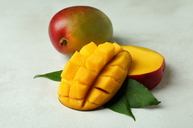 Savoureux fruit de mangue mûre sur une surface texturée blanche