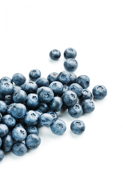 De savoureux fruits de bleuets sont dispersés sur un fond blanc