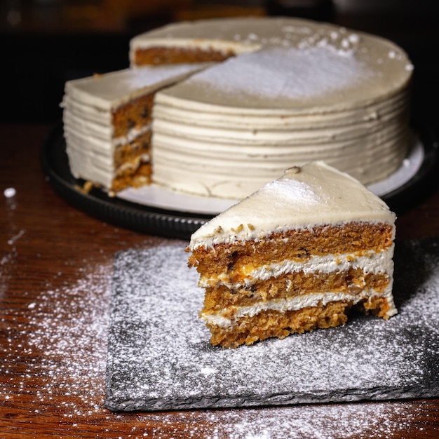 savoureux gâteau aux carottes sur ardoise saupoudré de sucre en poudre