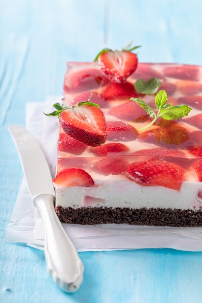 Savoureux gâteau à la gelée de fraises sans gluten