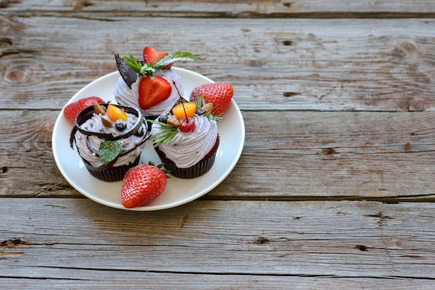 Savoureux gâteau avec des morceaux de fruits et de fraises sur une table