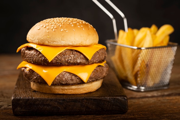 Savoureux hamburger avec frites