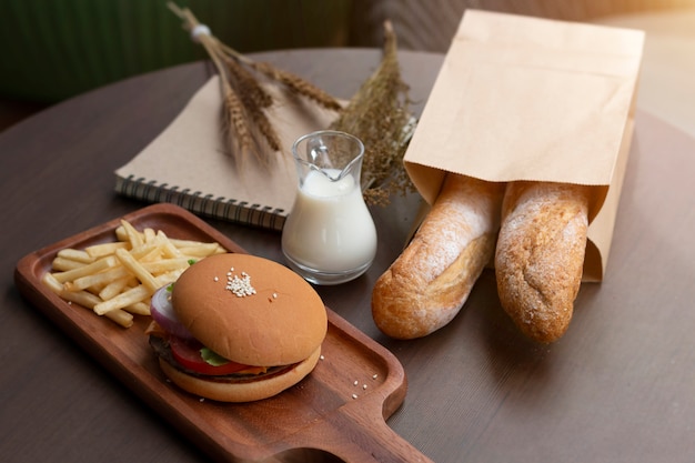 Savoureux hamburgers grillés faits maison, pain et frites sur du bois. Menu du déjeuner.