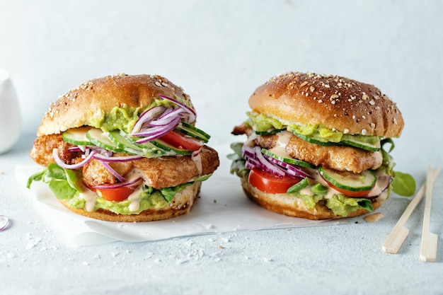 Savoureux hamburgers sains avec poitrine de poulet