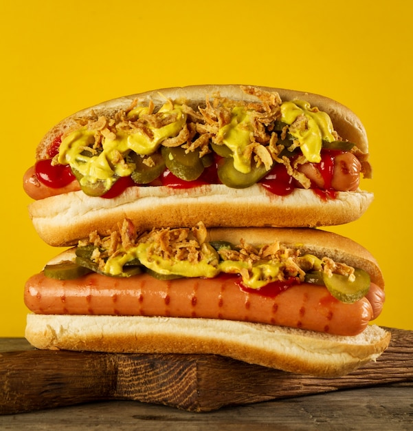 Savoureux hot dog traditionnel traditionnel sur un tableau de bois.