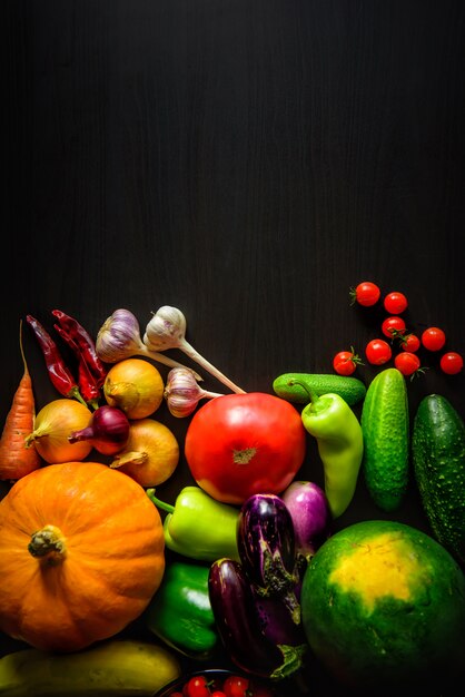 Photo savoureux légumes frais appétissants sur fond de bois foncé