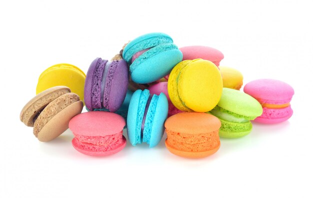 Savoureux macaron coloré sur fond blanc