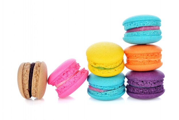 Savoureux macaron coloré sur fond blanc