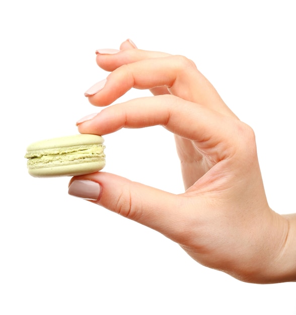 Savoureux macarons colorés dans une main féminine isolée sur blanc