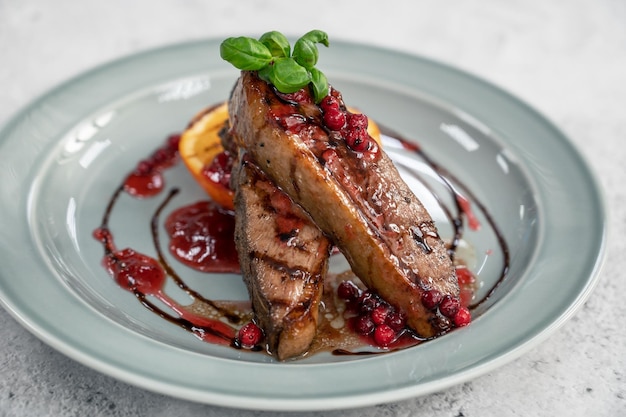 Savoureux magret de canard à l'orange et aux baies