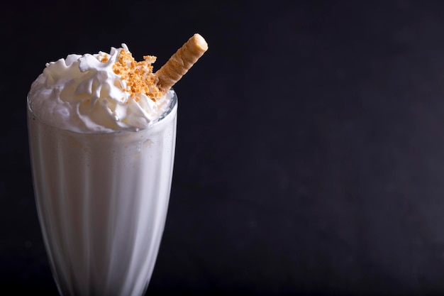 Savoureux milshake sur fond noir avec fond