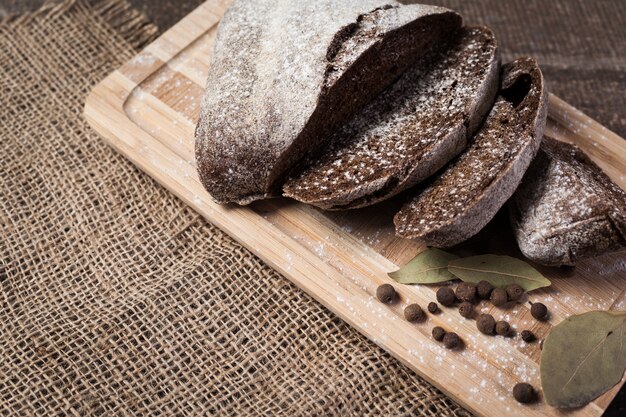 Savoureux pain rustique sur une table en bois