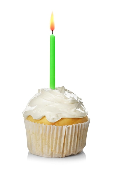 Photo savoureux petit gâteau à la vanille avec une bougie sur fond blanc