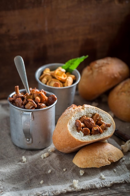 Savoureux petit pain aux champignons fait de girolles fraîches