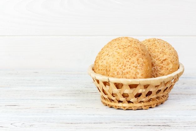 Savoureux petit pain avec panier à pain sur bois