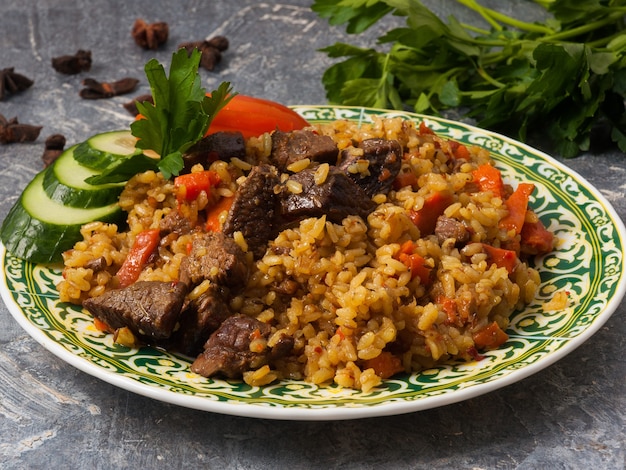 Savoureux pilaf au boeuf sur fond gris