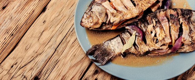 Photo savoureux poisson au four sur plaque