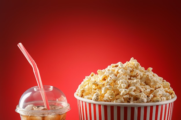 Savoureux pop-corn et cola sur fond de couleur