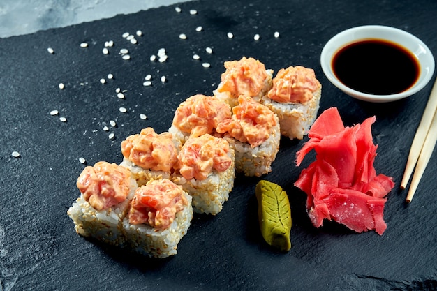 De savoureux rouleaux de sushi au saumon