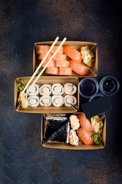 De savoureux rouleaux de sushi dans des boîtes en papier kraft jetables