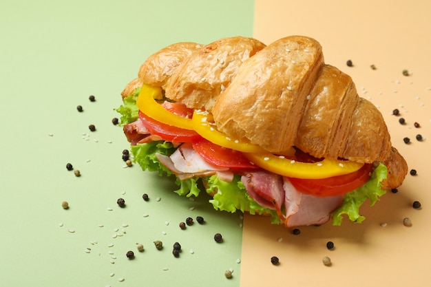 Savoureux sandwich croissant sur deux tons