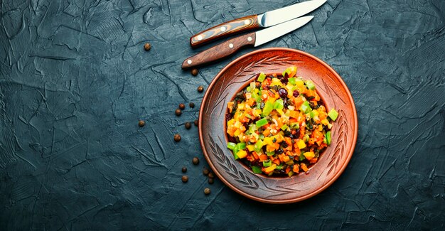 Savoureux sauté de légumes ou ragoût. Tranches de légumes cuits sur une assiette. Espace de copie