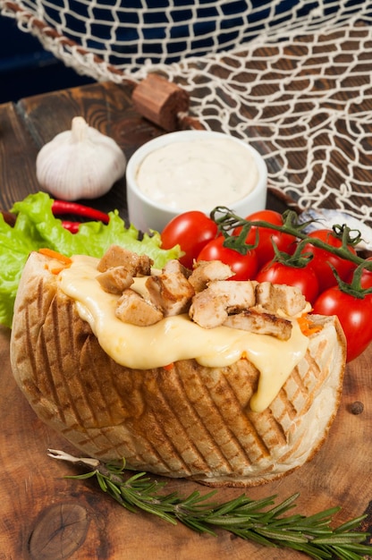 Photo savoureux shawarma avec beaucoup de fromage et poulet frit avec tomates et sauce au fromage