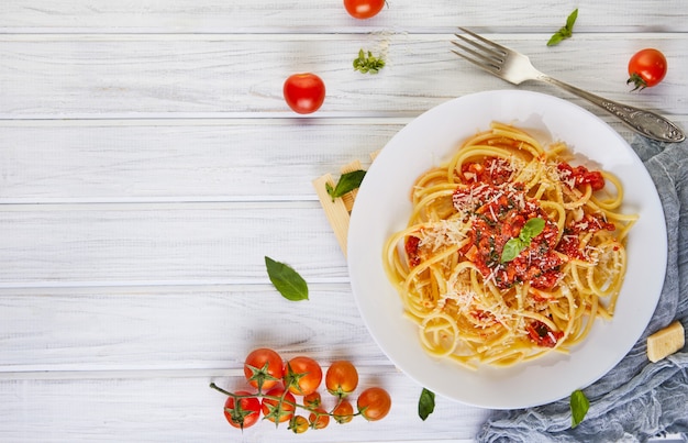 Savoureux spaghettis italiens classiques appétissants à la sauce tomate