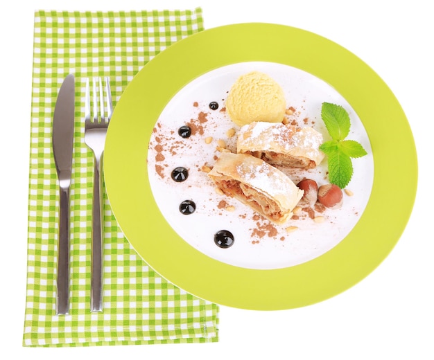 Savoureux strudel aux pommes maison feuilles de menthe et glace sur plaque isolé sur blanc