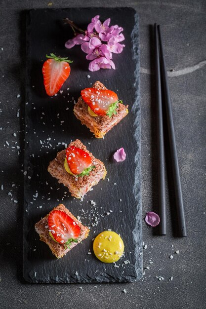 Savoureux sushi sucré à base de fraise et de mangue