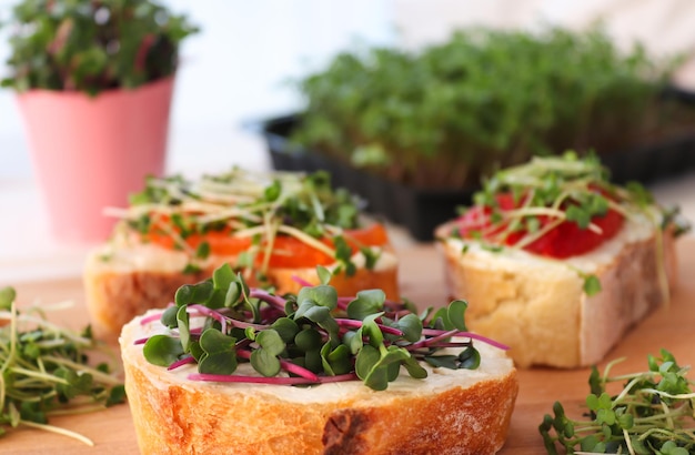 Photo de savoureux toasts avec des micro-verts sur la table en gros plan nourriture végétalienne saine et concept de régime