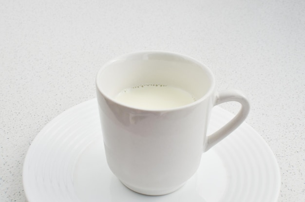 Savourez un plaisir simple une tasse blanche de lait frais et savoureux sur une table lumineuse et accueillante