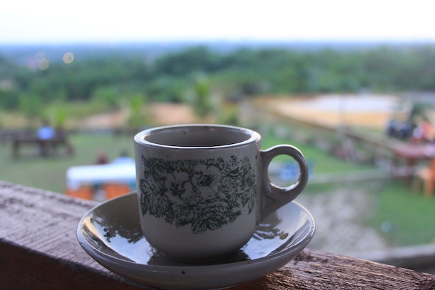 Savourez une tasse de café chaud dans la nature