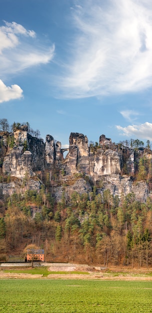 Saxische Schweiz avec pont Bastei au début du printemps.