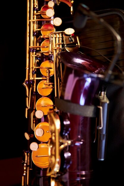 saxophone en gros plan. saxophone alto doré sur fond noir. Saxophone musique instrument de jazz saxophone.