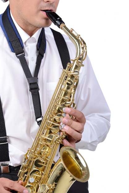 Saxophone sourire et joueur en chemise blanche.