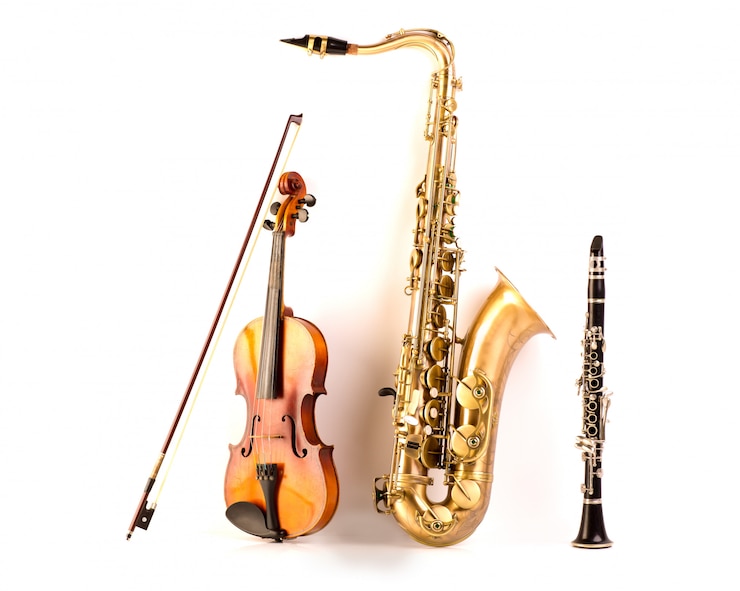 Photo saxophone ténor saxophone violon et clarinette en blanc