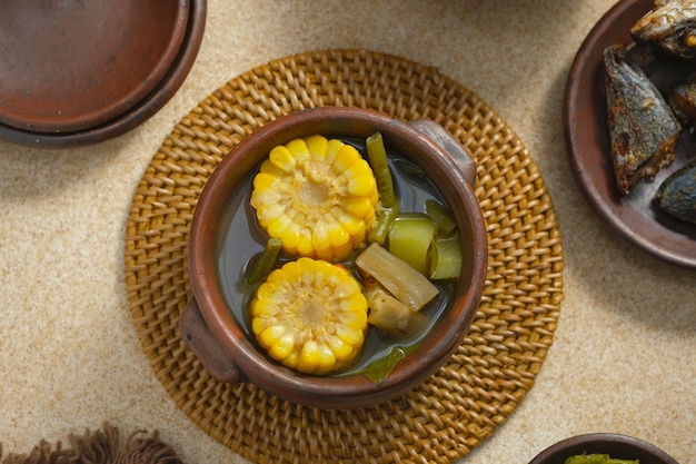 Photo sayur asem dans un bol nourriture traditionnelle de java c'est une soupe de tamarind avec du maïs et des haricots longs