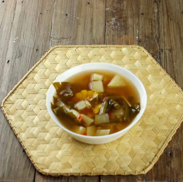 Sayur asem ou sayur asam est un légume indonésien populaire dans la soupe au tamarin. les ingrédients sont des cacahuètes