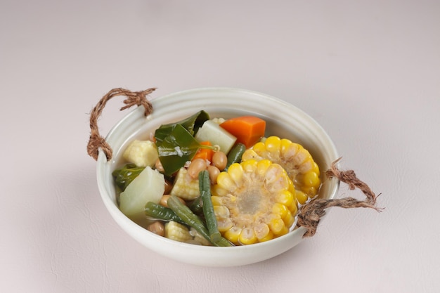 Photo sayur asem ou sayur asam est une soupe de légumes indonésienne au tamarin