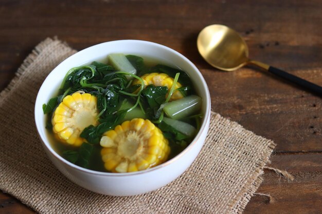 Sayur Bening Bayam Légumes clairs aux épinards Cuisine indonésienne d'épinards soupe aux épinards avec du maïs