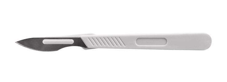 Photo scalpel médical sur fond blanc