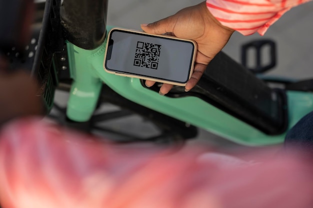 Scanner un code pour louer un vélo électrique pour une balade en ville