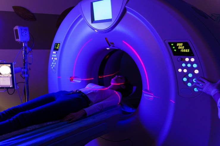 Photo scanner ct dans une clinique avec éclairage bleu et laser à balayage rouge