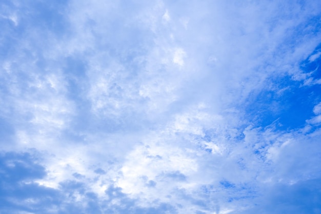 scape nuage abstrait sur ciel bleu