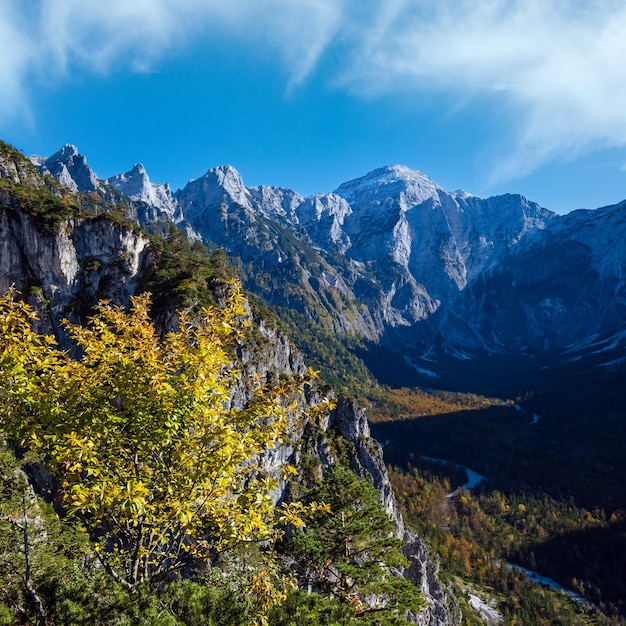 Scène alpine d'automne coloré ensoleillé paisible vue sur les montagnes rocheuses depuis le chemin de randonnée près du lac d'Almsee Haute-Autriche