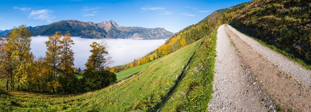 Photo scène alpine d'automne idyllique et ensoleillée matin brumeux paisible vue sur la montagne des alpes depuis le sentier de randonnée de dorfgastein aux lacs paarseen land salzbourg autriche randonnée pittoresque et scène de concept saisonnier