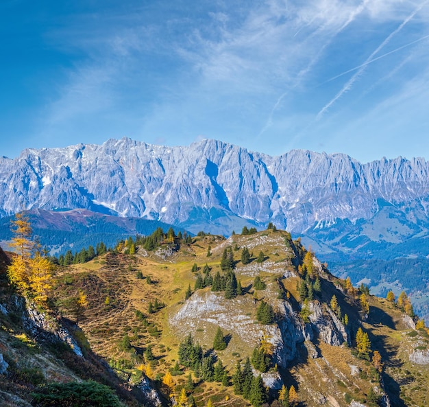 Scène alpine d'automne idyllique et ensoleillée Vue paisible sur la montagne des Alpes depuis le sentier de randonnée de Dorfgastein aux lacs Paarseen Land Salzbourg Autriche Randonnée pittoresque scène de concept de beauté de la nature saisonnière