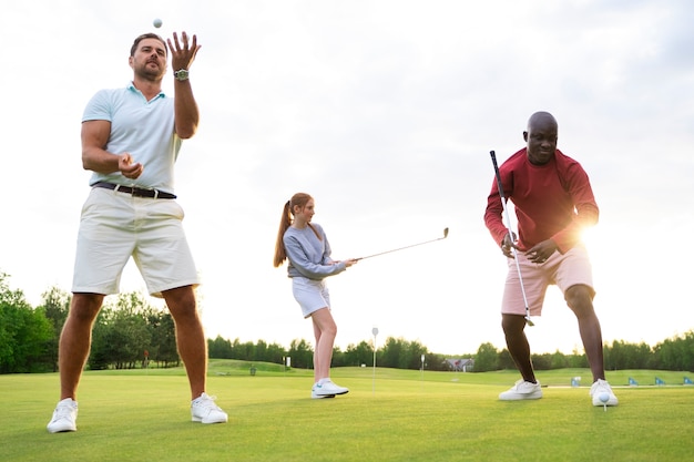 Photo scène avec des amis sur le terrain de golf