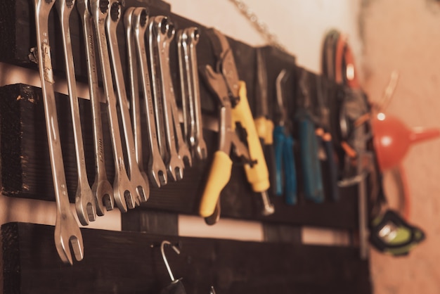 Scène d'atelier. Outils sur la table et le conseil. Garage, garage automobile. Outil spécial de réparation de véhicule